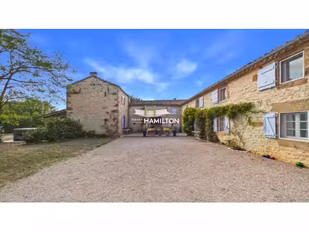 élégante propriété de campagne avec gîte annexe  piscine chauffée et vues près de...