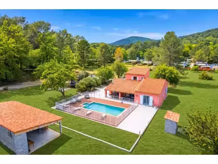 belle maison située dans une zone l'hébergement touristique co