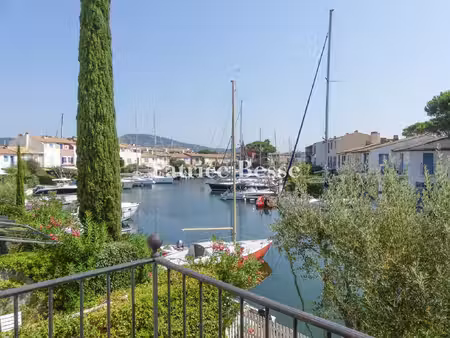 au coeur de port grimaud  une maison et son anneau de port