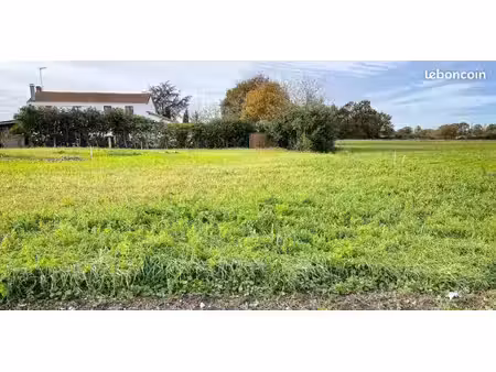 terrain à bâtir de 350 m² à saint-hilaire-de-chaleons (44)