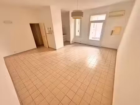 location appartement 2 pièces 52 m² à nimes (30000)  589 €