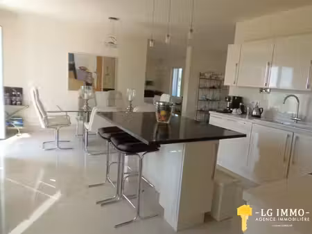 a saisir  maison individuelle de 4 chambres sur 4188m2 de terrain.