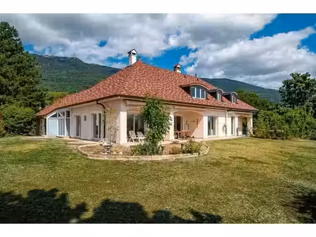 magnifique villa avec grand jardin arboré et vue sur le jura