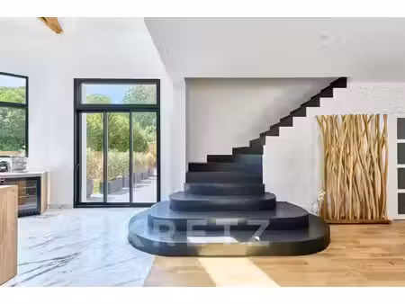 maison contemporaine avec grandes terrasses et jardin