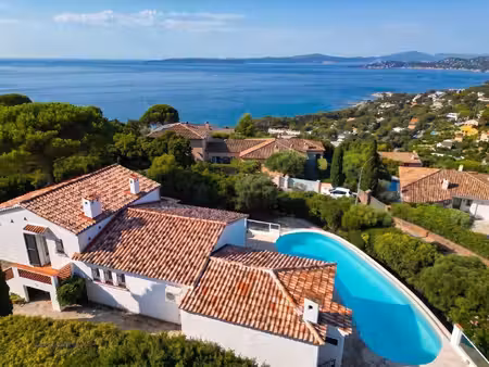 les issambres  ville tres belle vue mer  4 chambres garage et piscine  terrain de 1225m²