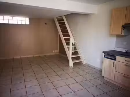 location maison 3 pièces 40 m² à isle-saint-georges (33640)  617 €