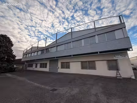 local bureaux 4 666 m²