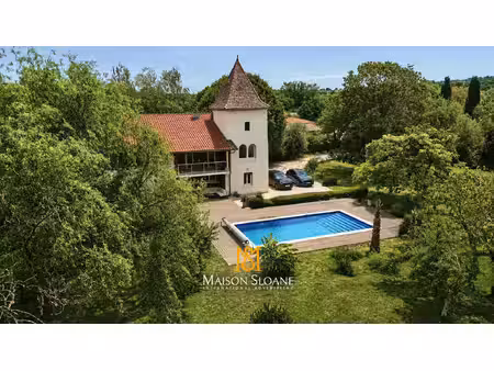 maison rénovée avec piscine chauffée et parc arboré