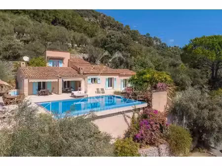 une villa idéalement située proche du village avec vue mer panoramique