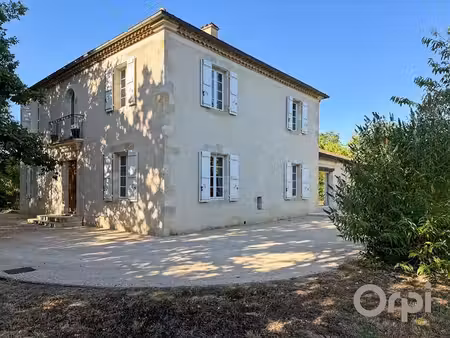 aux portes de lectoure  superbe maison de 9 pièces principales avec jardin