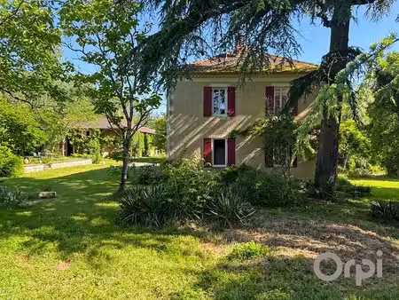 sur une parcelle de plus de 11 hectares  maison de caractère avec ses dépendances