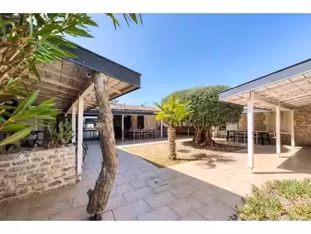 propriété emblématique au cœur du village de saint denis d'oléro
