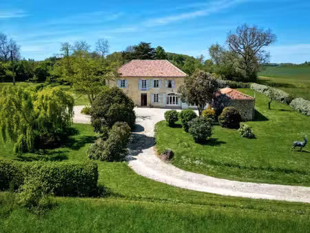 magnifique propriété en pierre  restaurée  avec 4 hectares de terrain  à proximités de...
