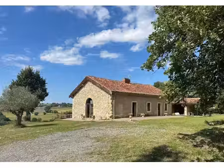 propriété de campagne en position dominante sur 14 hectares avec piscine et fermette en...