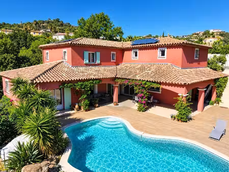 villa de caractère avec vue panoramique sur la baie de cannes et le massif de l'estérel