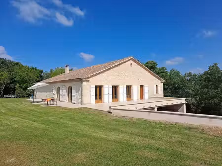 ancien chai rénové avec jardin et beaux volumes