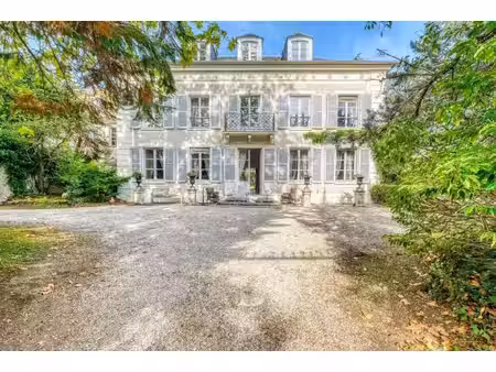 seine-et-marne — maison de maître du xviiie siècle  dépendances et parc de 6 000 m²