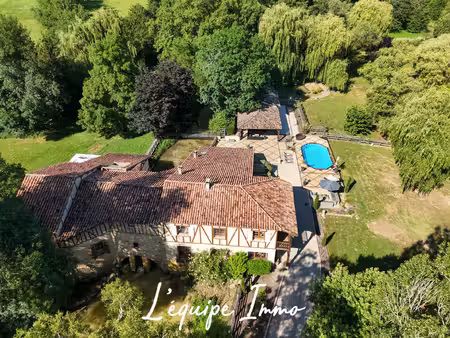 magnifique domaine composé de trois logements sur près de 5 hectares