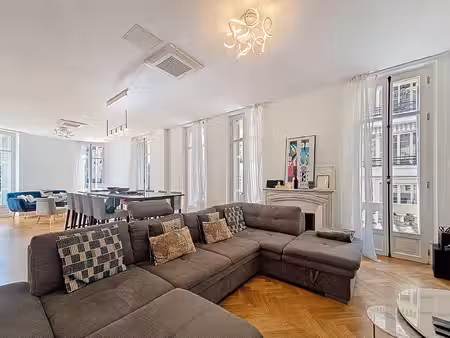 nice carre d'or – appartement bourgeois élégant avec caractère intemporel