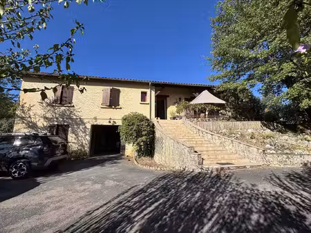 maison contemporaine spacieuse louée
