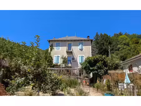 maison de village rénovée - trois chambres et trois salle d'eau avec jardin et garage