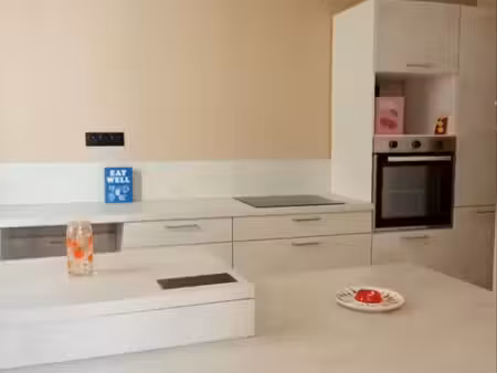disponible maison de ville avec jardin  place de parking  dans quartier calme proche des c
