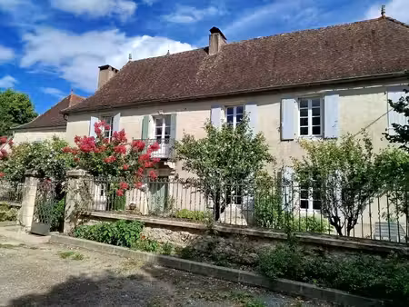 au cœur d'un joli village  belle maison bourgeoise ancienne en pierre