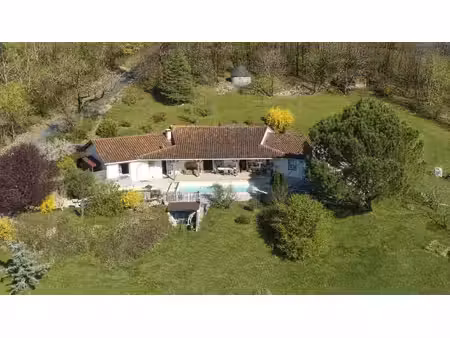 maison avec piscine et vu imprenable