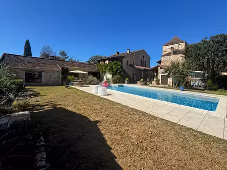 exclusivite élégante maison en pierre rénovée avec piscine et dépendance