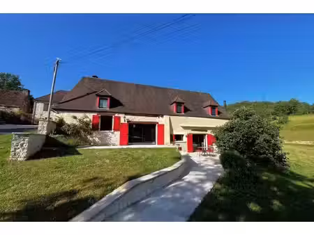 beaux volumes pour cette grange restaures  dans hameau calme  sur 6 ha d'un seul tenant