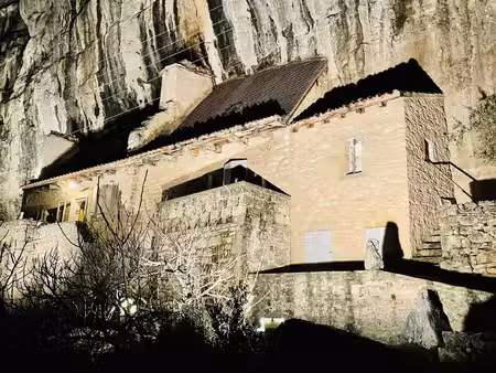 maison de caractère semi-troglodyte cabrerets  vallée du célé