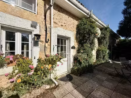 ? fenioux – le calme absolu  de beaux volumes et une piscine !