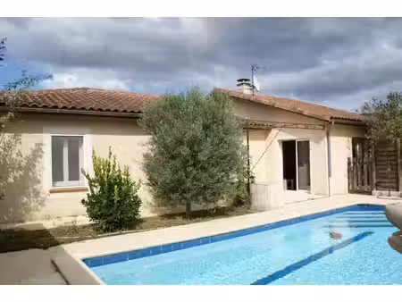 maison comtemporaine de plain-pied sur 1950 m² de terrain avec piscne et garage