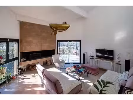 maison d'architecte rénovée sur un terrain arboré de 3 400 m2 avec vue sur le jura et le..