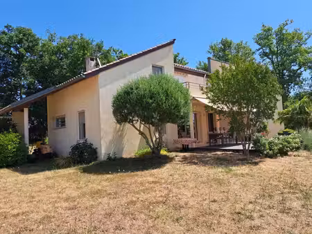 sur les hauteurs d'un quartier residentiel bel maison contemporaine sur joli terrain...