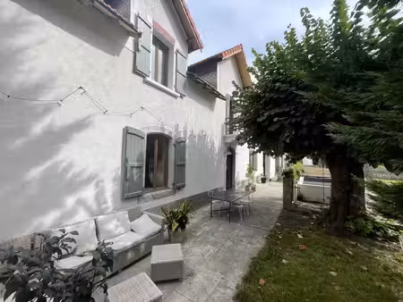 maison ancienne rénovée avec 4 chambres  dépendances et terrain