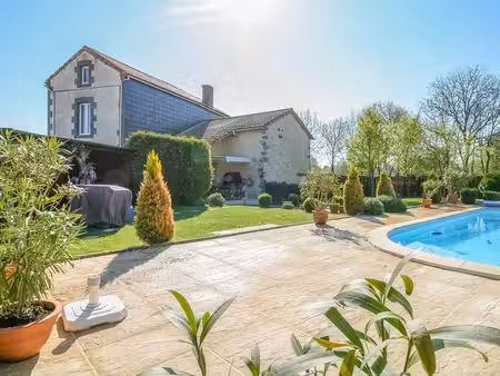 belle propriété  piscine  plus un revenu locatif situé dans des jardins paysagers