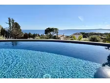 villa avec vue mer et piscine à 350 mètres de la plage aux iss