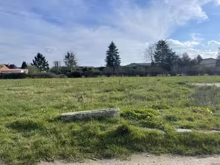 terrain a baitr de 790m2 et 17 52m de facade hors abf