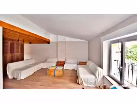 are à la location – superbe loft atypique meublé de 72 m² – cuers (83390)