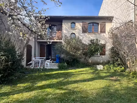 maison avec jardin et stationnements extérieurs
