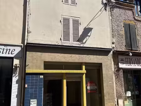 maison de ville proche commerces  à rénover.