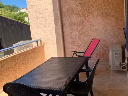 « tourves – t3 rénové de 62 m² avec terrasse de 16 m²  parking sécurisé et cave de 27 m² –