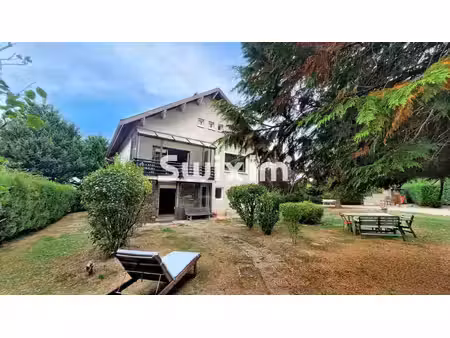 grande maison familiale avec piscine à sornay