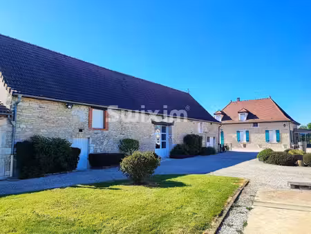 propriété en pierre avec dépendances et piscine