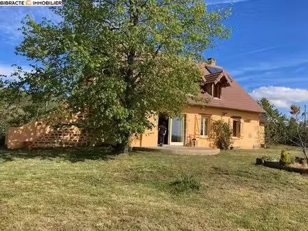 propriété au calme  avec très belle vue et nombreuses dépendances