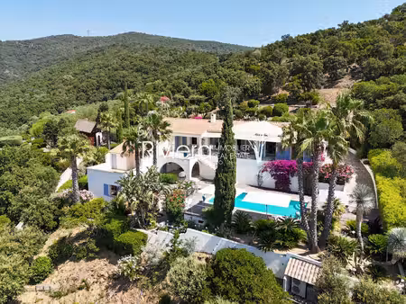 vaste propriété avec piscine et très belle vue mer