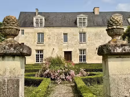 hotel particulier au cœur de la vallée de la loire avec grand jardin clos de murs