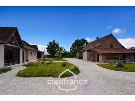 propriété avec gîtes et chambres d'hôtes dans dépendances séparées et maison bressane...