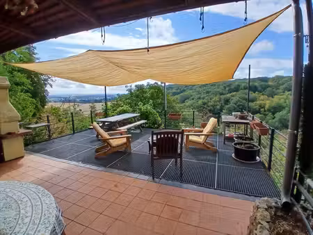 vue panoramique depuis cette maison de caractère dans le bourg de champallement ...